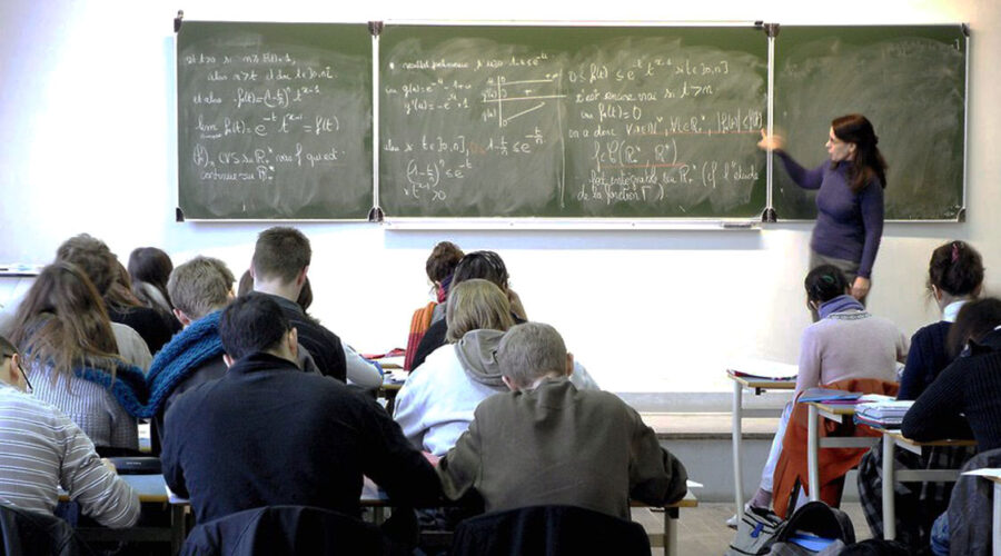 Ambiance cours dans une salle de classe, lyceens.